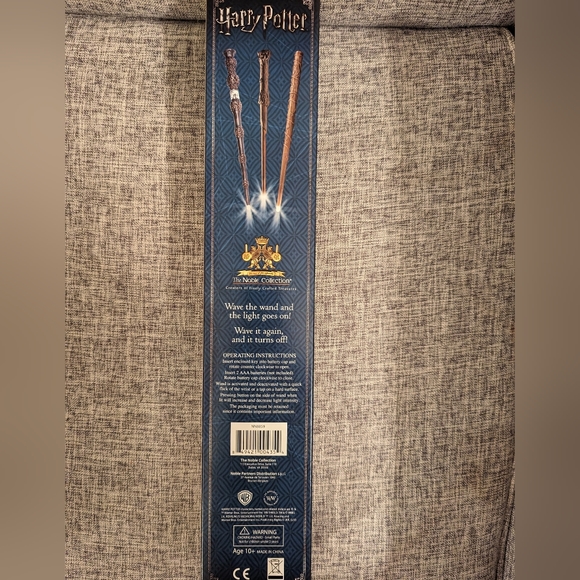 NWT The Noble Collection Harry Potter's Wand with Illuminating Tip - Picture 3 of 4